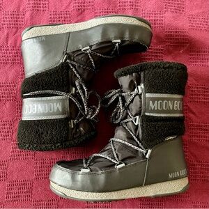 Women’s black waterproof winter Moon Boot size US 7 / euro 39